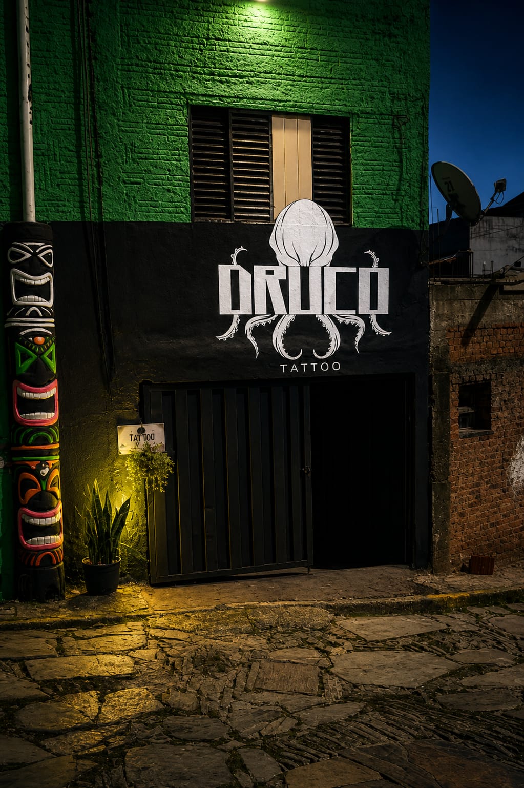Fachada da Druco Tattoo à noite em São Thomé das Letras