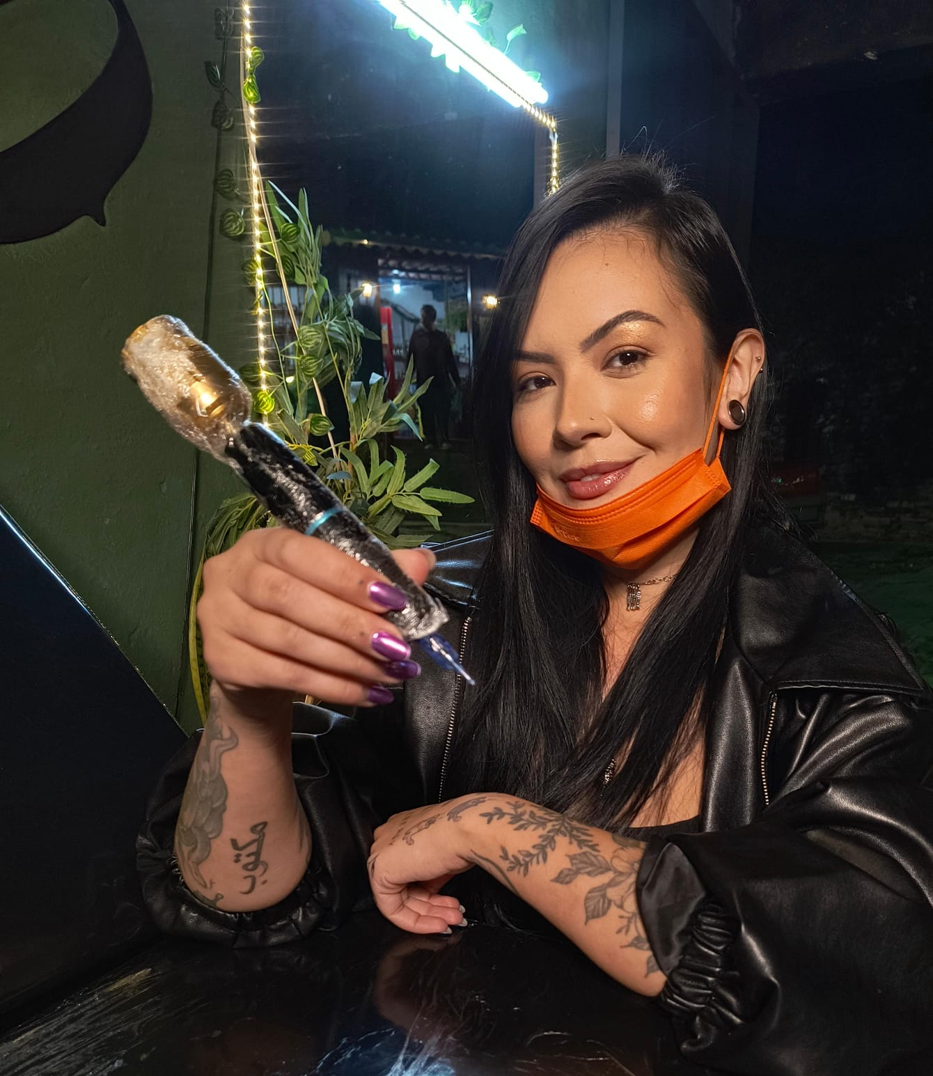 Aline Druco no estúdio Druco Tattoo em São Thomé das Letras